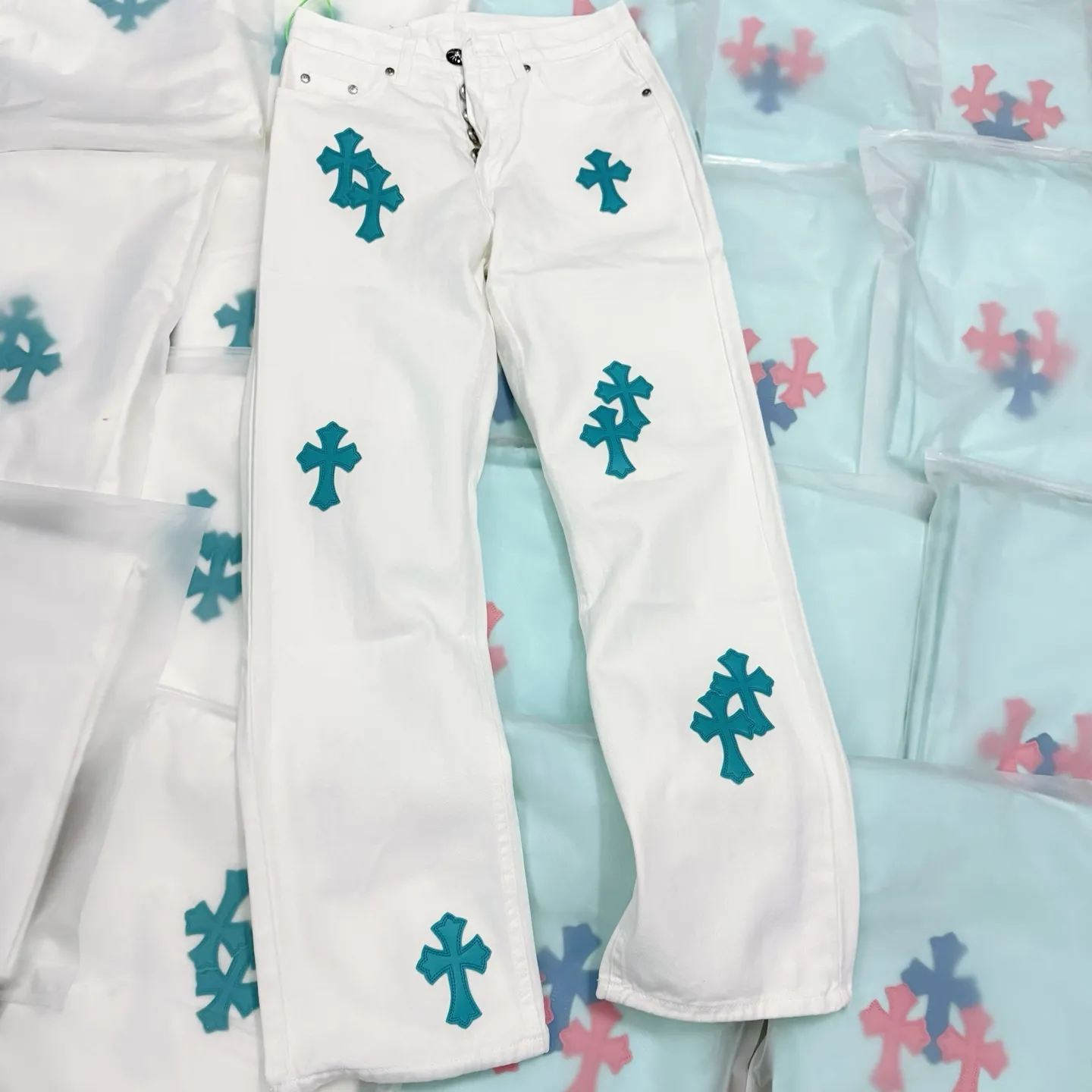 P230 Style number: D415 Chrome hearts CH grams new classic cross patch leather jeans Size: s-xl (28 30 32 34) Color: white pants green leather Size reference 28 pants length 100 waist circumference 72 30 pants length 101 waist circumference 76 32 pants length 103 waist circumference 80 34 pants length 104 waist circumference 84